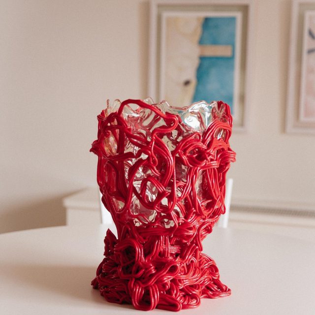 BellISSIMO master #GaetanoPesce designed this vase as a nod to one of Italy's quintessential ingredients: spaghetti. The statement piece gives a subtle nod to Italian design history while packing a colourful punch in your home!