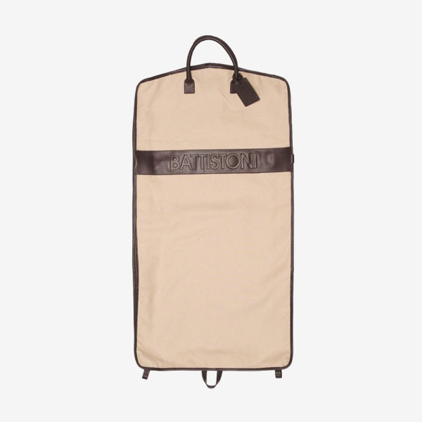 ISSIMO Friends Battistoni Canvas and Leather Garment Bag CANVAS GARMENT BAG WITH BROWN EMBOSSED LEATHER INSERTS Perfect to accomodate everything you need for a business trip or a week-end gateway 100% genuine leather inserts and pure canvas. 925 euros Accessories the chicissimo