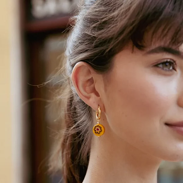 Amourrina Lido Schiona earrings medium yellow anemone black, lifestyle model jewelry ISSIMO