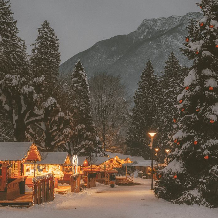 Christmas Market that has the flavour of an ancient fairy tale, with charming stalls selling artful crafts and delicious gastronomy.